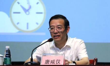 唐咸僅簡歷：廣西人大教科文衛委副主委唐咸僅，曾任廣西組織部副部長、教育廳廳長、欽州市委副書記