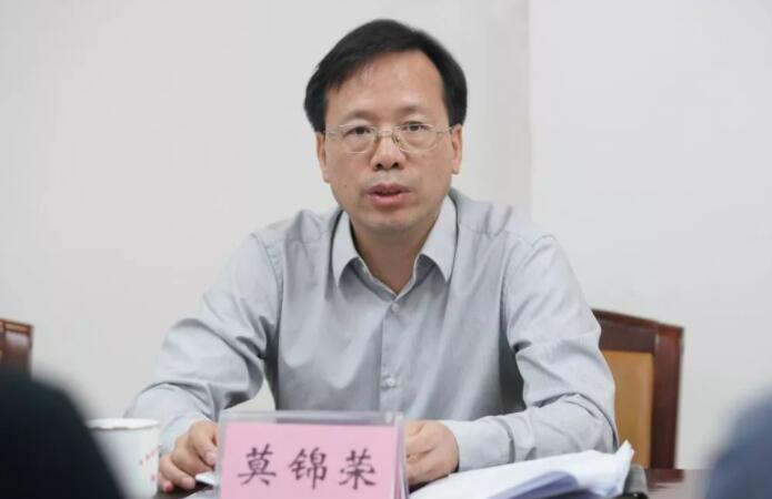 莫錦榮簡歷：廣西中醫(yī)藥大學黨委書記莫錦榮，曾任欽州市委副書記、市委常委、組織部部長，廣西高院政治部主任