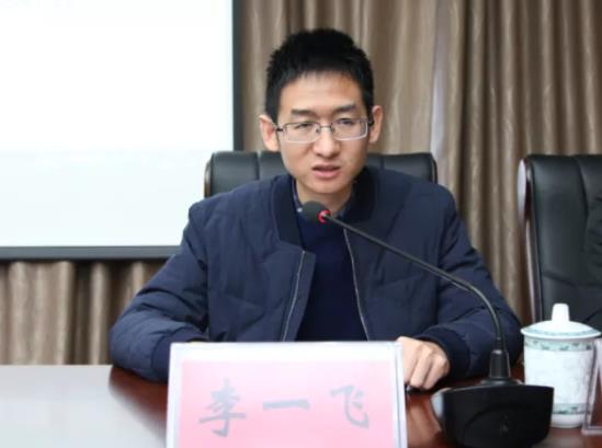 李一飛簡歷：桂林市政府秘書長李一飛，曾任桂林市委副秘書長，靈川縣委常委、組織部部長，龍勝縣委常委、宣傳部部長、副縣長