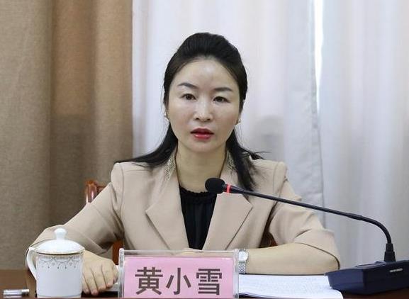 黃小雪簡歷：桂林市陽朔縣委副書記、縣長黃小雪，曾任桂林宣傳部副部長，疊彩區委副書記、區長，灌陽縣副縣長